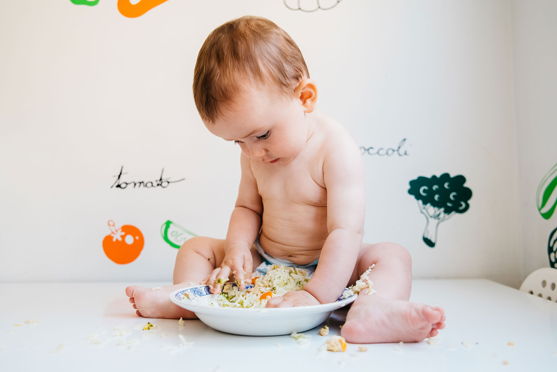 Bebé comiendo con las manos. Baby led weaning